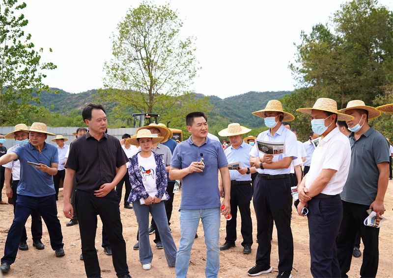 县委书记周哲带领全县重点项目观摩组到金源加工厂现场视察