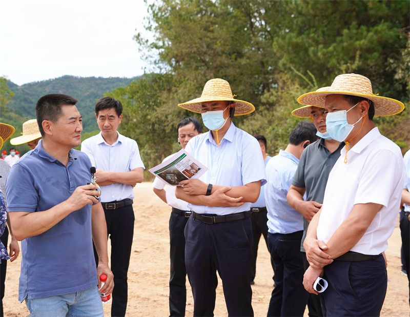 县委书记周哲带领全县重点项目观摩组到金源加工厂现场视察