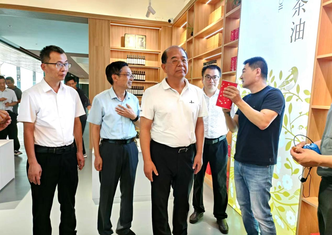 省林业局一级巡视员王伟一行深入罗山县山店乡调研油茶产业发展